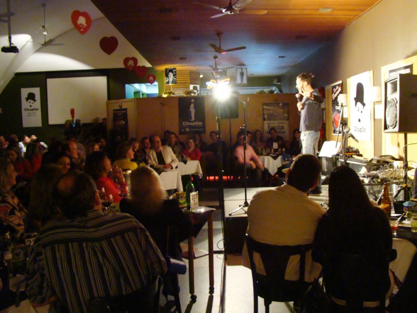 Chaplin tem noite especial com humor e gastronomia