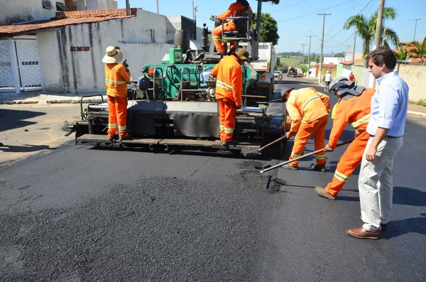 Prefeito vistoria recapeamento no bairro Marajó