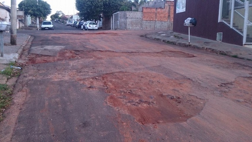 Moradores reclamam de buracos na zona oeste