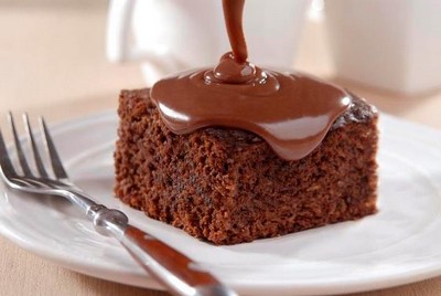 Receita: Bolo de chocolate leva apenas três ingredientes