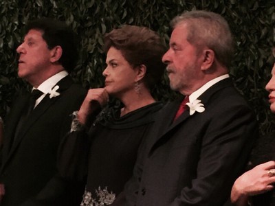 Lado a lado no altar, Dilma e Lula não se falam