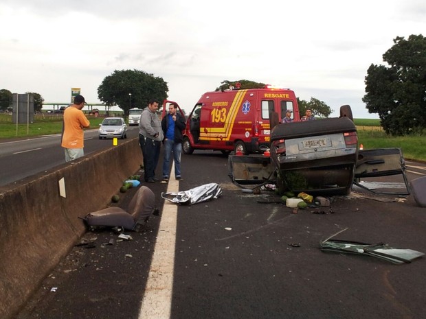 Passageiro morre e quatro ficam feridos em acidente