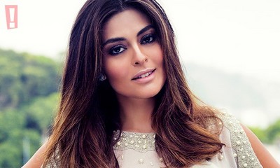 Juliana Paes posta foto e quase mostra demais