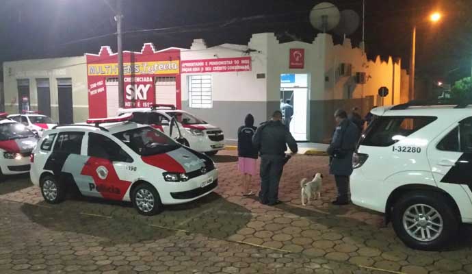 Bandidos tentam explodir caixa automático na região