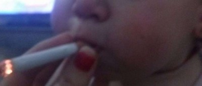 Mãe posta foto da filha de 1 ano fumando cigarro