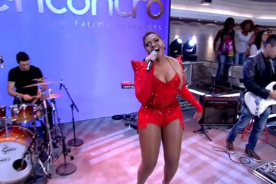 Gaby Amarantos mostra demais no programa ‘Encontro’