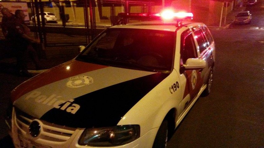 Empresário tem carro e malote roubados na zona leste