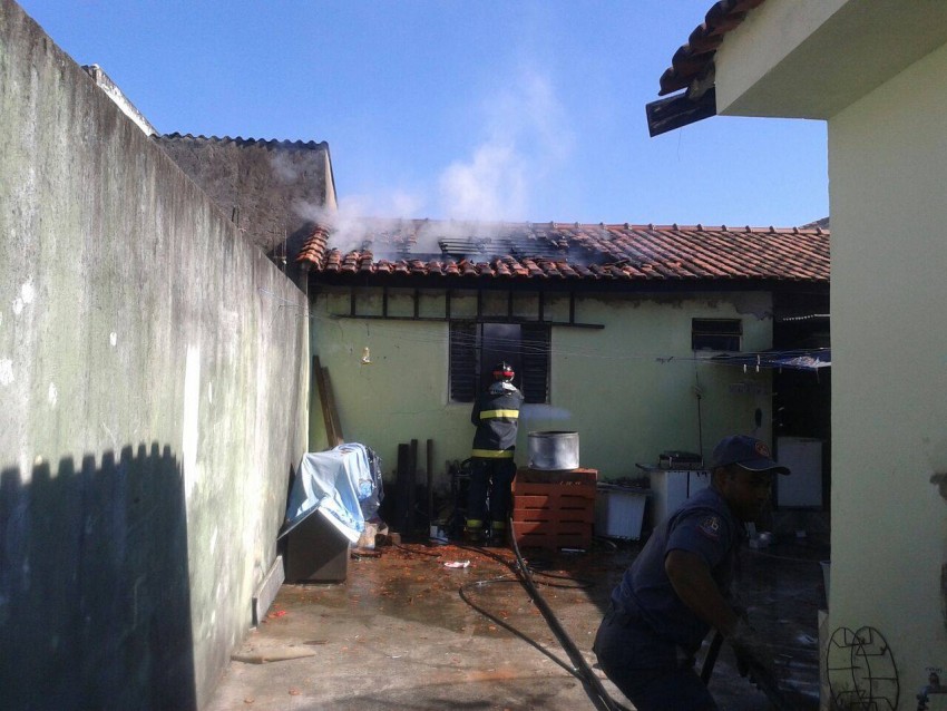 Incêndio em casa na zona sul mobiliza Bombeiros