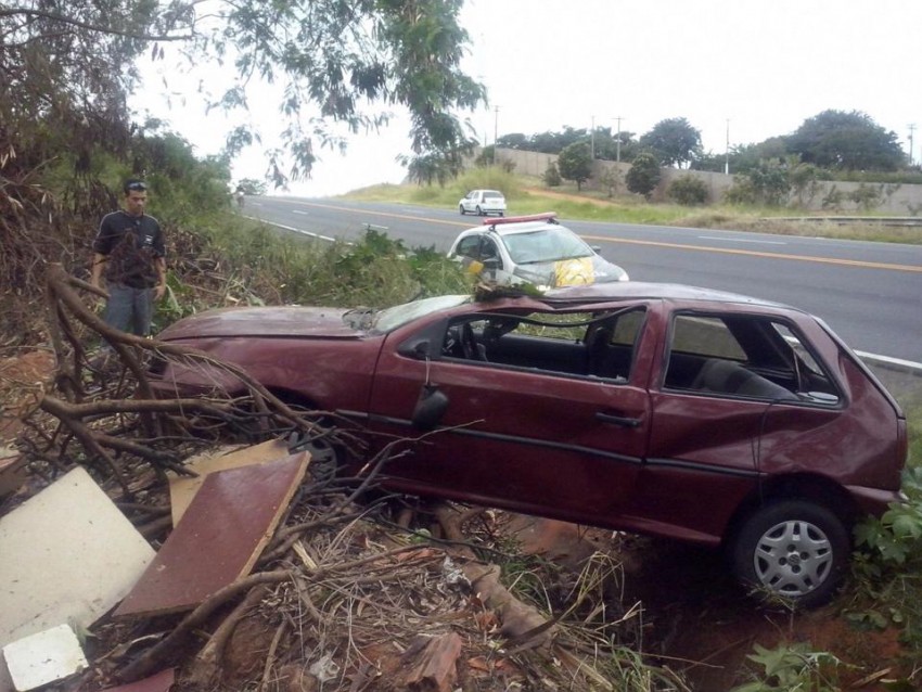 Mulher fica ferida após capotamento na Rodovia SP-294