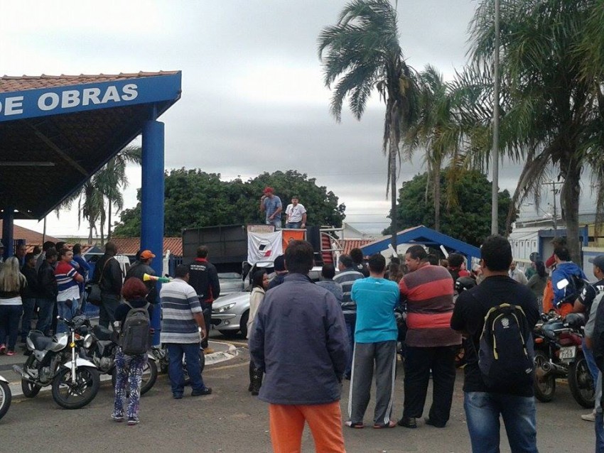 Servidores em greve fecham portões da garagem municipal