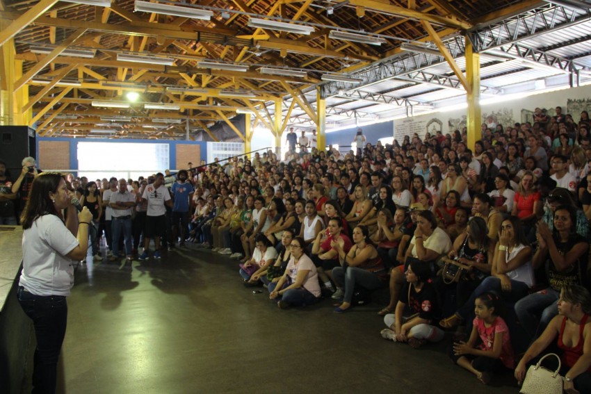 Servidores municipais decidem manter greve em assembleia