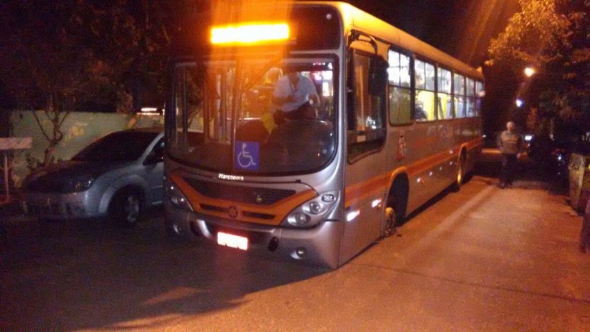 Ônibus cai em cratera e passageira fica ferida