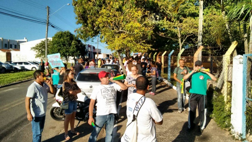 Servidores municipais fazem protesto em frente à escola