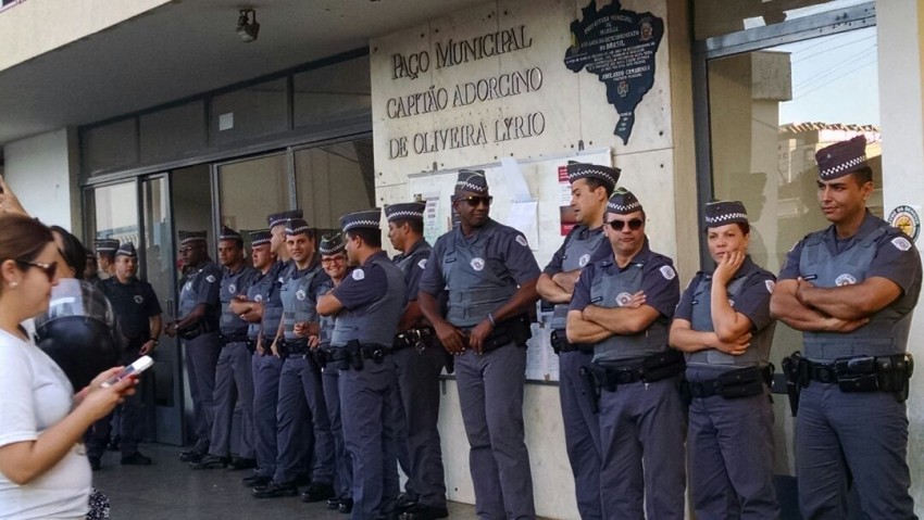 Vinicius desmente o pai e diz que irá descontar dias parados