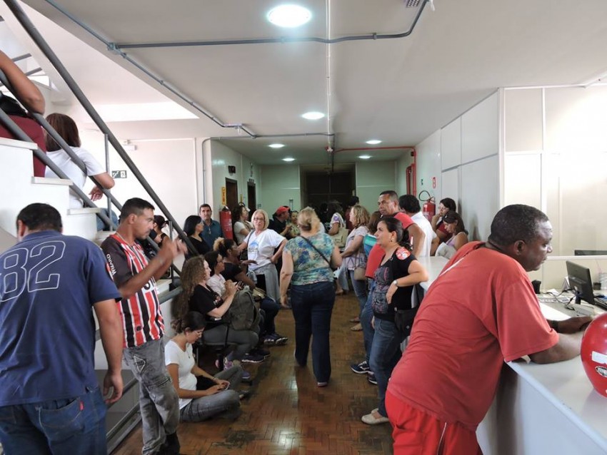 Servidores em greve ocupam prédio da prefeitura em Marília