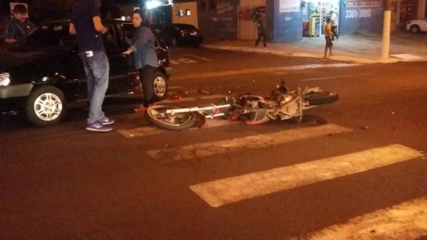 Moto fica completamente destruída após acidente