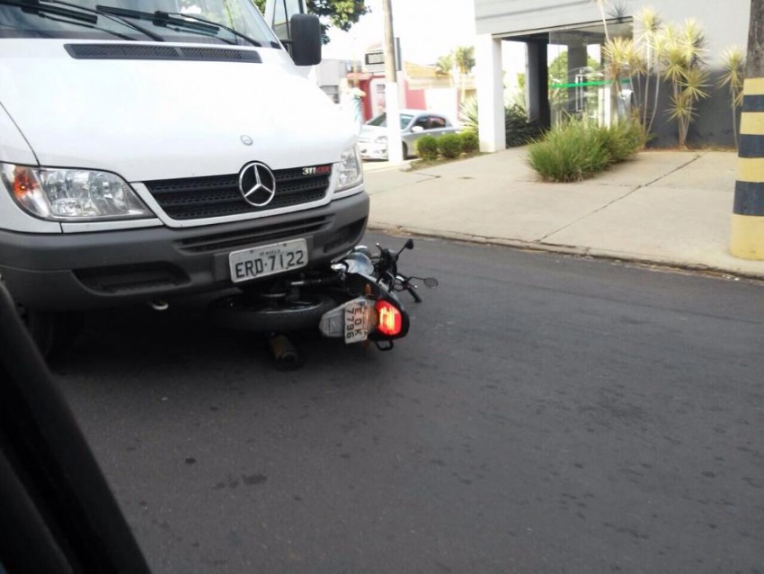 Motociclista fica ferido em acidente na região central