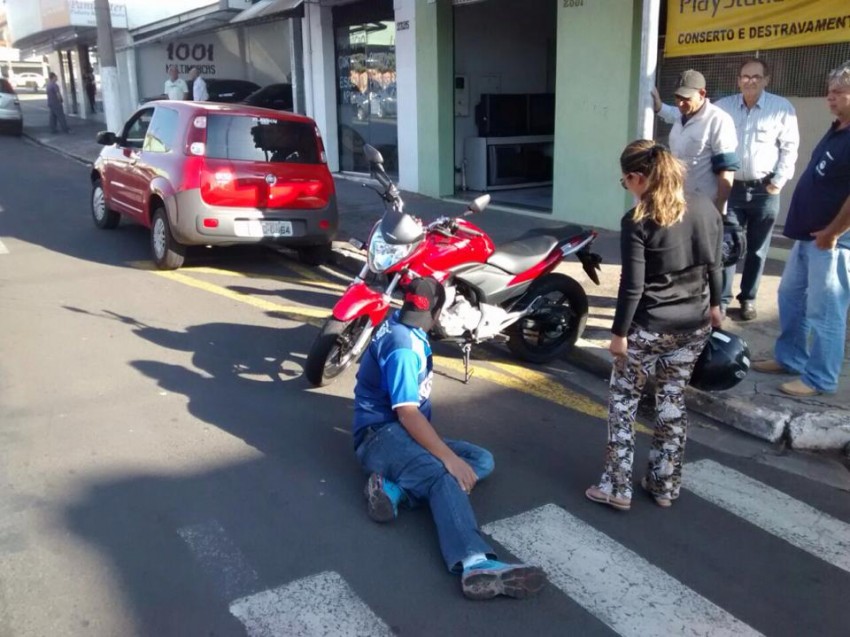 Mais acidentes: carro e moto se chocam na Santo Antônio