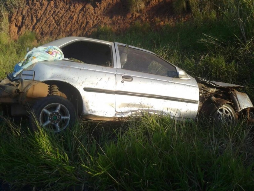 Jovem fica ferido após capotamento na Rodovia SP-294