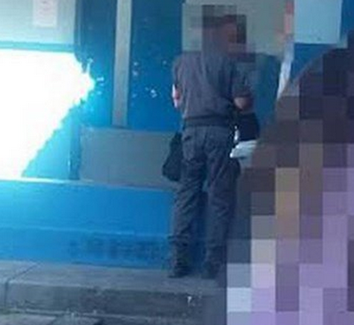 Policial é flagrado acariciando menor em escola pública