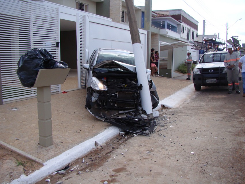 Carro se choca violentamente contra poste na zona leste