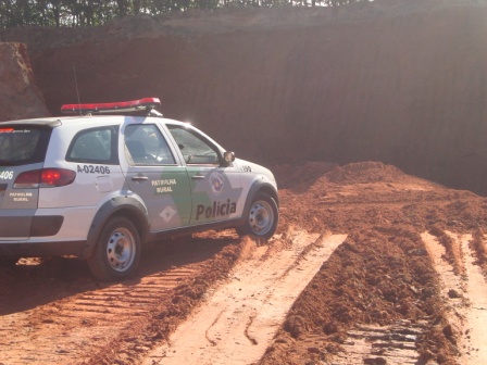 Polícia Ambiental flagra extração ilegal em Marília