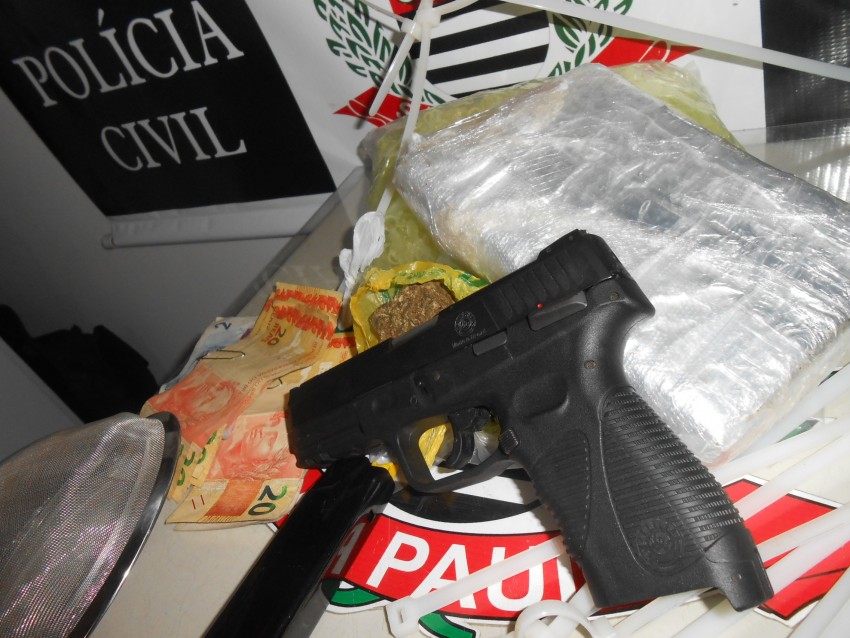 Dise prende homem com arma e quase 1kg de cocaína