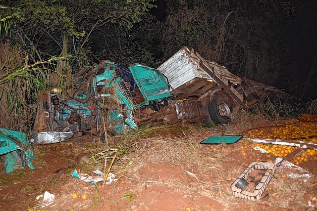 Homem morre após bater carro com caminhão de laranjas