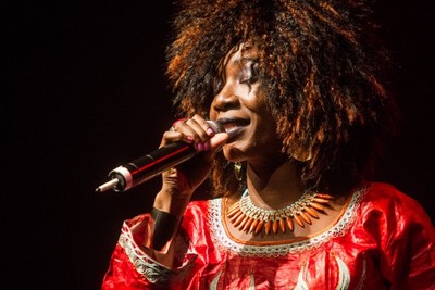 Artista africana Fanta Konatê se apresenta no Sesi