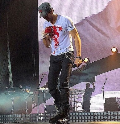 Enrique Iglesias se fere durante show no México