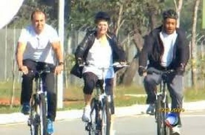 Dilma passeia de bicicleta sem ser reconhecida em Brasília