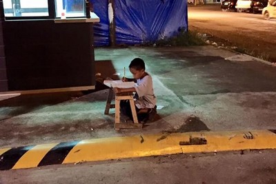 Menino sem-teto estuda na rua para se tornar médico