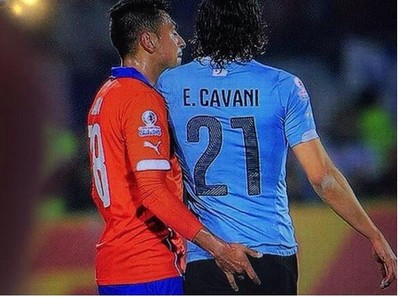 Cavani se irrita com ‘mão boba’ de rival e acaba expulso