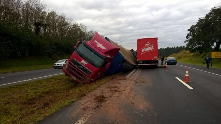 Caminhão carregado com cerveja tomba na Rodovia SP-294