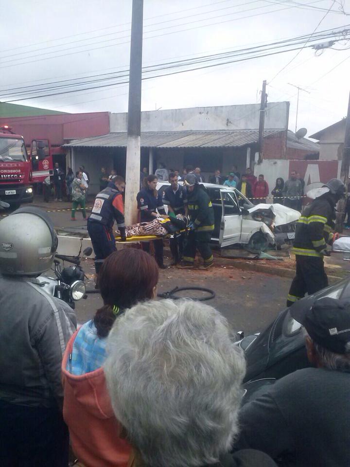 Carro se choca contra poste em grave acidente na zona sul