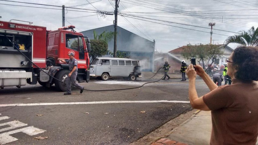 Kombi pega fogo no Cascata e mobiliza bombeiros