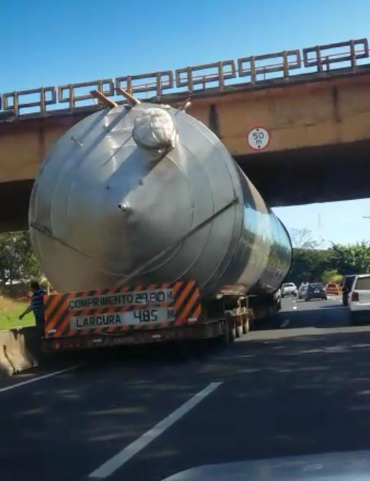 Caminhão enrosca em viaduto do Campus Universitário