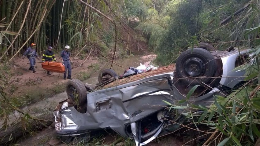 Carro que vinha para Marília cai de ribanceira com 100 metros