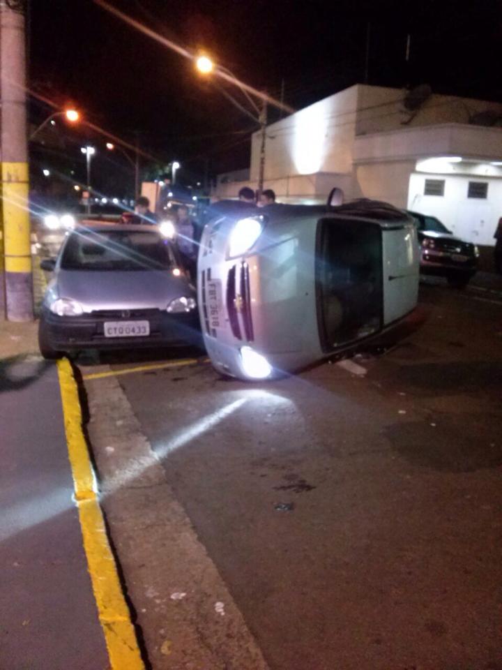 Carro tombado assusta motoristas na rua Bandeirantes