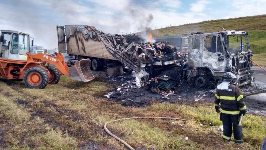 Incêndio em carreta interdita Rodovia SP-333 em Marília