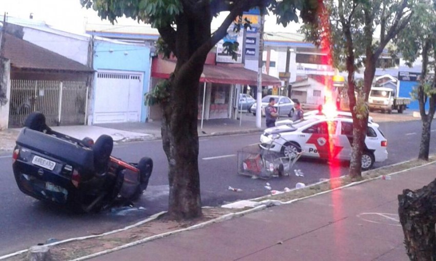 Carro atropela adolescentes e capota na Avenida Pedro de Toledo