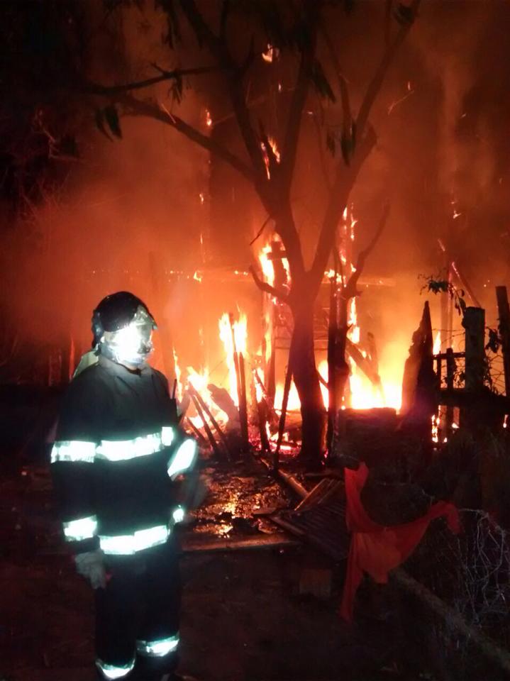 Incêndio destrói barraco na periferia de Marília