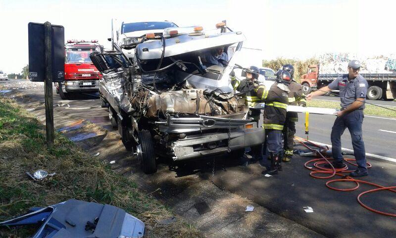 Motorista fica preso entre ferragens em acidente na SP-294