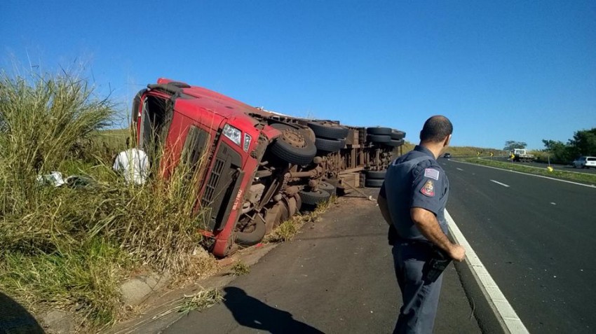 Carreta com 30 toneladas de frango tomba na SP-294