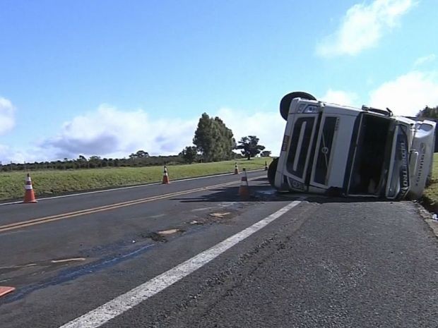 Caminhão carregado com carne tomba na Rodovia BR-153