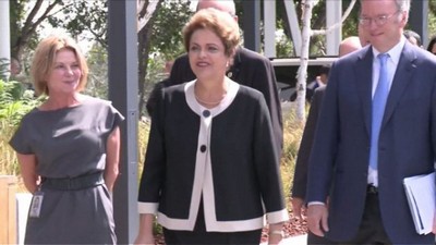 Brasileiro se infiltra em comitiva e xinga Dilma cara a cara