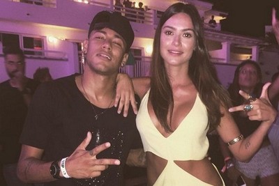 Neymar curte festa com Thaila Ayala em Ibiza