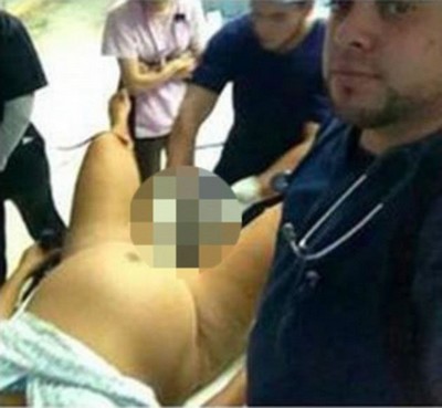 Estudante de medicina faz selfie durante parto e causa revolta