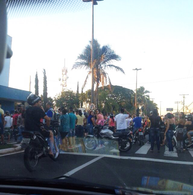 Multidão acompanha sepultamento de jovem em Marília