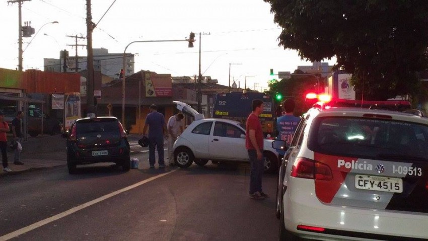 Homem supostamente embriagado provoca engavetamento